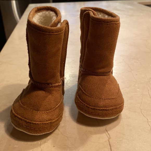 UGG like baby boots - Picture 2 of 4